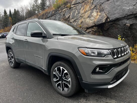Jeep Compass LIMITED 4X4 / NOUVEL ARRIVAGE ! 2023 Gris Jeep Compass LIMITED 4X4 / NOUVEL ARRIVAGE ! 2023 Gris